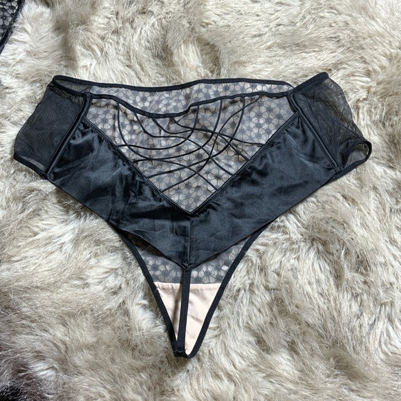 Victoria's Secret Black and White Geometric Bra Set - Picture 7 of 8